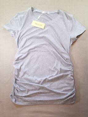 Women's Size Maternity M Ekouaer  Light Gray V-Neck Ruched Side Short Sleeve Tee
